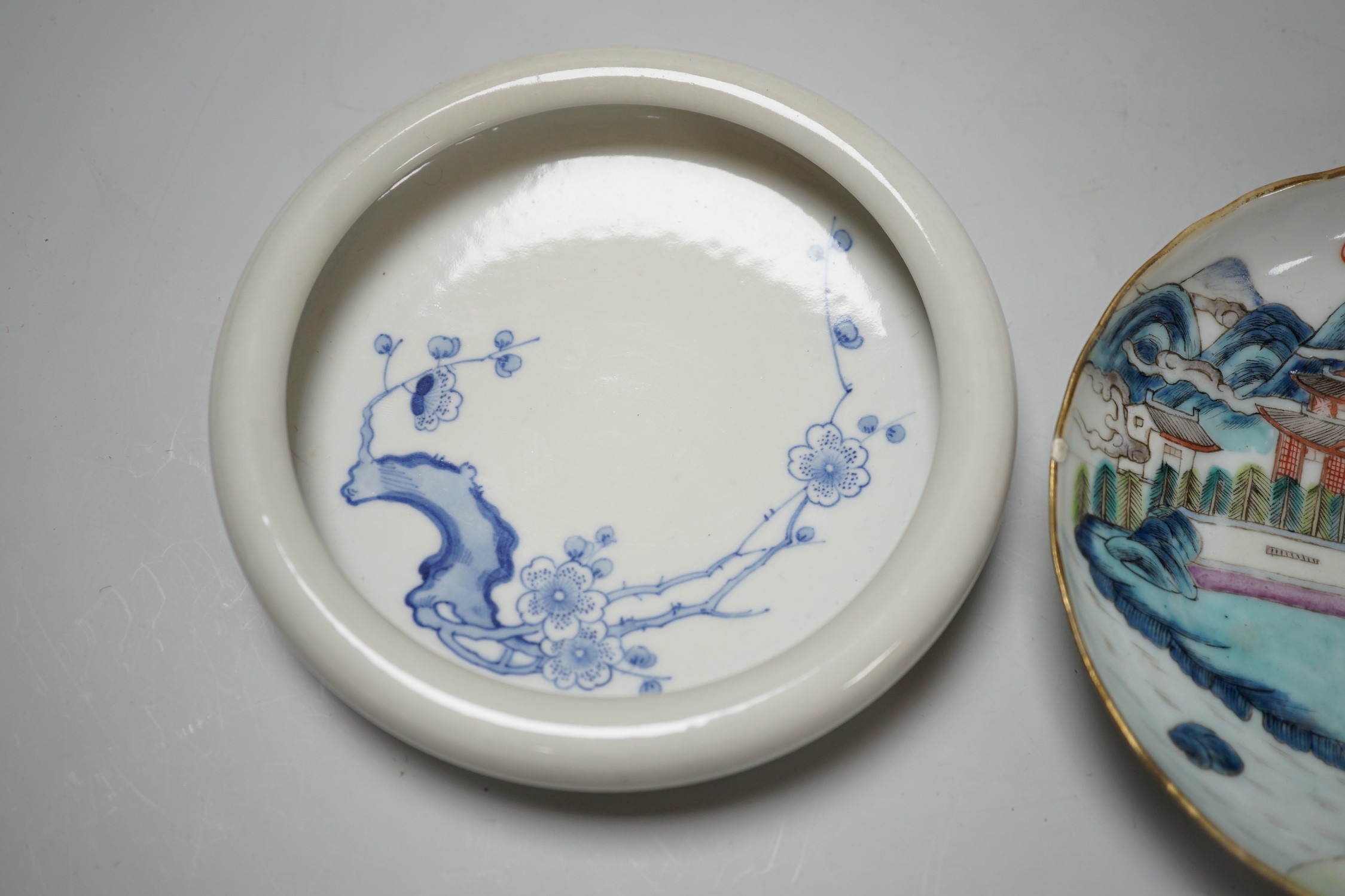 A Chinese enamelled porcelain saucer dish and a blue and white bowl